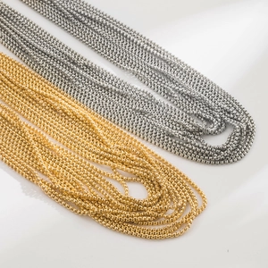 Macro-opname van gelaagde gouden en zilveren kettingen met gepolijste metalen textuur