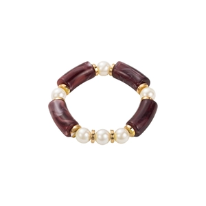 Primer plano de cuentas de resina jaspeada púrpura y perlas blancas en la pulsera