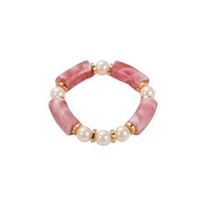 Primer plano de pulsera boho con cuentas de resina rosa jaspeada y perlas blancas