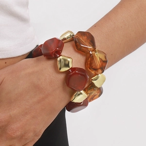 Chunky elastic beaded bracelet set with tortoiseshell resin and polished gold geometric beads