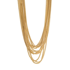 Detailoverzicht van gelaagde gouden ketting met elegant kwastje en vloeiend design