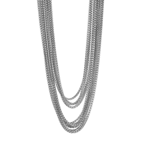 Detailopname van de gepolijste zilveren kettingschakels voor een multi-layer ketting voor dames
