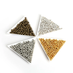 Macro-opname van diverse metalen ijzeren kralen in vier kleuren voor DIY oorbellen maken