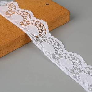 Nahaufnahme der 4 cm weißen Blumen-Spitzenborte mit Wellenkante für DIY-Dekorationen