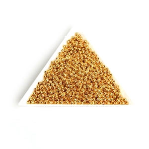 Gouden ronde ijzeren kralen voor sieraden in een witte driehoekige tray