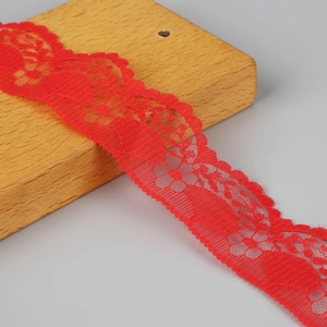 Detaillierte Makroansicht von 4cm roter Blumenspitze mit Wellenrand für Bastelarbeiten