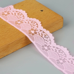 Nahaufnahme der rosa floralen Spitzenborte für Kleidung und DIY-Bastelprojekte