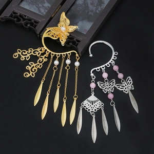 Detaillierte Makroansicht von Vintage-Schmetterlingsohrhaken mit langen Metallquasten