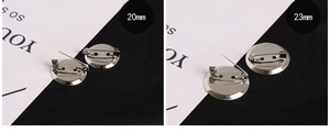 Dettaglio macro di basi per spille in metallo argento da 20mm e 23mm con spilla di sicurezza
