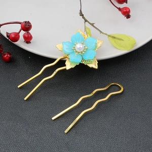 Ensemble d'épingles à cheveux dorées avec fleur en résine bleue et perle blanche élégante