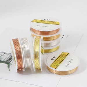 Koperdraad voor DIY sieraden maken in goud en zilver op spoelen voor handwerkprojecten