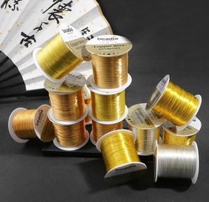 Makroaufnahme von 0.3mm Schmuck-Kupferdrahtspulen in Gold und Silber für DIY-Bastelarbeiten
