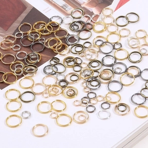 Makroaufnahme von mehrfarbigen Spaltringen aus Eisen für DIY-Schmuck in verschiedenen Größen