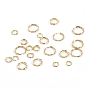 Makroaufnahme goldener Spaltringe für DIY-Schmuckherstellung und Halskettenanschlüsse