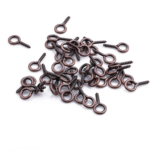 Makroaufnahme von antiken Bronze-Augenschrauben für DIY-Schmuckherstellung und Handwerk