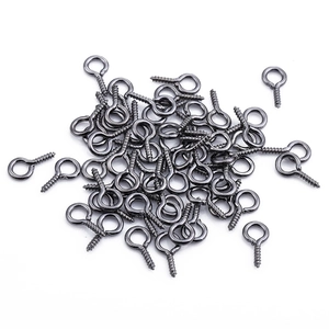 Nahaufnahme von gunmetal grauen Ösenschrauben für DIY Schmuckherstellung und Handwerk