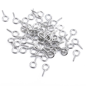 Silberne Augenschrauben aus Metall mit Gewinde für DIY-Schmuck und kleine Haken im Set