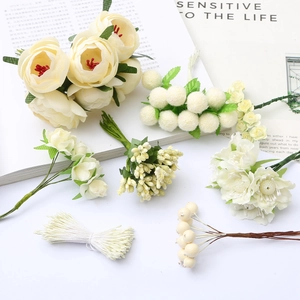 Kit DIY de pivoines beiges, baies blanches et feuilles pour créations florales artisanales