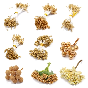 Assortimento di pistilli di fiori dorati e bacche glitterate per creazioni fai-da-te