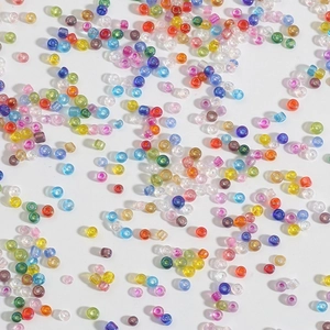 Vue macro de perles de rocaille colorées pour bijoux DIY et broderies artisanales