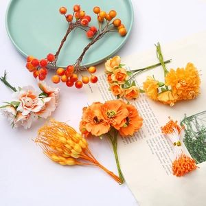 Assortiment de fleurs artificielles orange et baies pour créations florales DIY