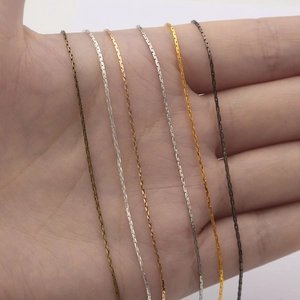 Catena a serpente in rame per gioielli fai-da-te in sei colori metallici sulla mano