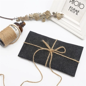 Minimalista busta in feltro grigio scuro decorata con fiocco in corda di iuta naturale