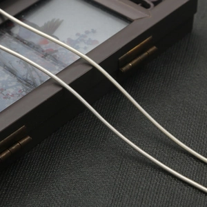Vista macro di catena a serpente d'argento per accessori capelli con trama fine