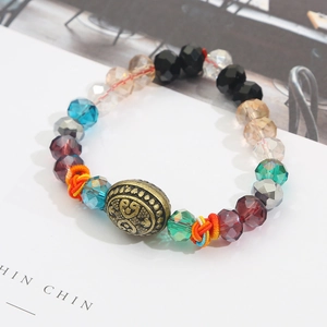 Armband im Ethno-Stil mit bunten Kristallperlen und einem Vintage-Bronze-Metall-Charm
