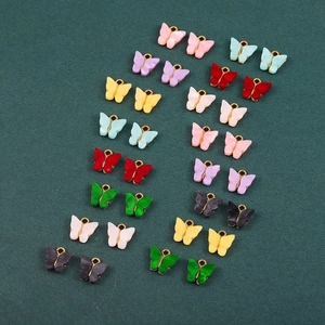 Kleurrijke vlinderhangers van acryl met gouden ringen voor DIY-sieraden en handwerk