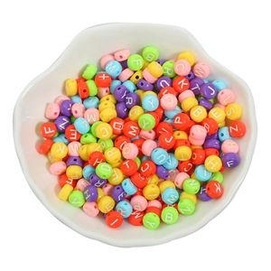 Set di perline colorate con lettere in acrilico in ciotola bianca per gioielli fai-da-te