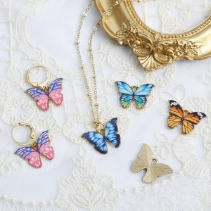 Emaille Schmetterling Schmuckset mit Anhängern und Ohrringen auf weißer Spitze