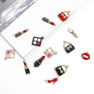 Detailansicht von Mode-Anhängern aus Legierung mit Lippenstift, High Heels und Handtasche