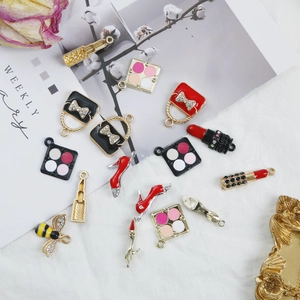 DIY Modeanhänger mit Lippenstift, High Heels, Taschen und Bienen für Schmuckherstellung