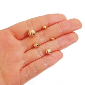 Perline distanziatrici a lanterna placcate in oro 18K con incisione sulla mano