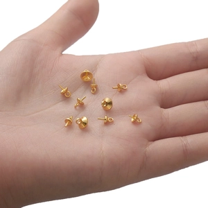 Επίχρυσα καπάκια μαργαριταριών 14K για DIY κοσμήματα παρουσιασμένα σε μια παλάμη