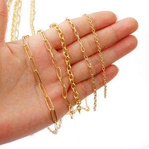 Cinq styles de chaînes en plaqué or 18 carats avec maillons trombone et câbles classiques