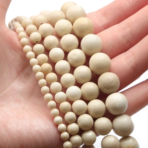 Comparaison détaillée de différentes tailles de perles en pierre naturelle blanc crème