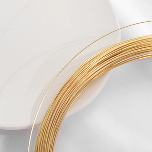 Vista macro detallada del hilo trenzado chapado en oro 18K para joyería DIY