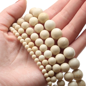 Détail de perles en pierre blanc crème de différentes tailles pour bijoux