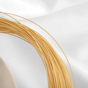 Primer plano de hilo de cobre chapado en oro de 18K para la creación de joyería DIY