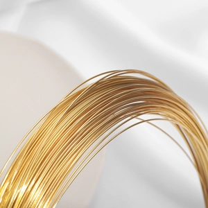 Primer plano de alambres metálicos texturizados chapados en oro 18K para joyería DIY