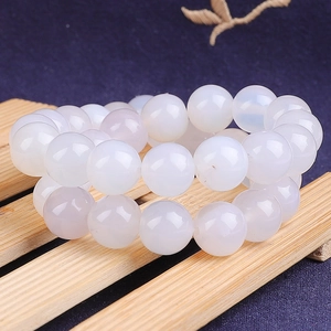 Perles rondes en agate blanche naturelle pour bijoux DIY sur bambou et fond bleu