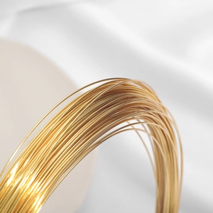 Primer plano de alambre de cobre chapado en oro de 18K para creación de joyería artesanal