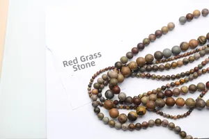 Κοντινό πλάνο με φυσικές χάντρες από πέτρα Red Grass Stone για DIY κατασκευή κοσμημάτων