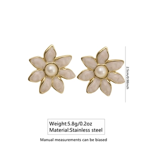Pendientes de flores vintage de acero inoxidable con esmalte blanco y perla central