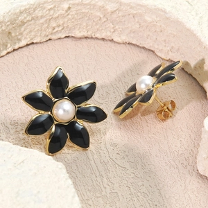 Pendientes de flores vintage dorados con esmalte negro y perlas blancas centrales