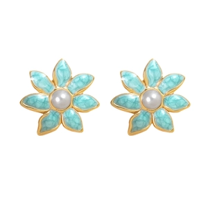 Pendientes vintage dorados con flores de esmalte azul cielo y perlas blancas finas