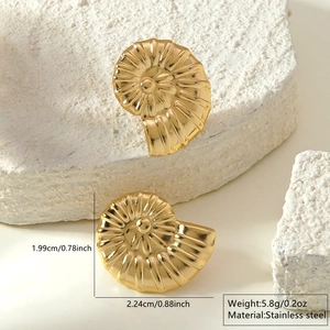 Goldene Edelstahl Ohrringe in Muschelform mit radialer Textur auf weißem Steinhintergrund