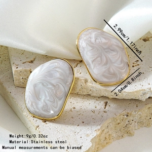 Boucles d'oreilles irrégulières en acier inoxydable doré avec insert marbre blanc